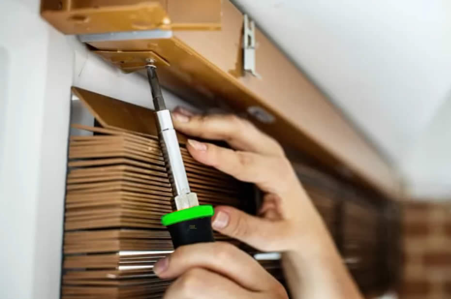 Técnico fazendo manutenção